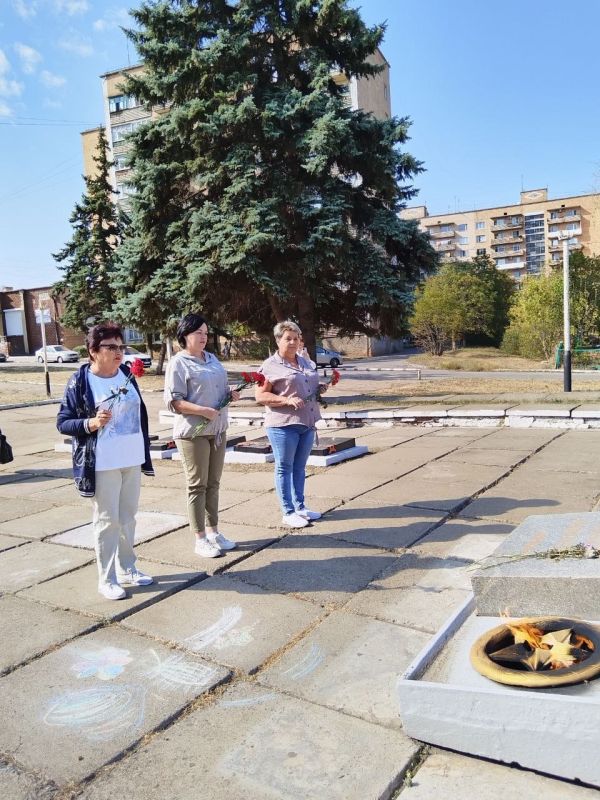 Сегодня, 8 сентября в Зугрэсе прошло возложение цветов, посвящённое Дню освобождения Донбасса, к памятнику "Братская могила советских воинов" Сегодня, 8 сентября в Зугрэсе прошло возложение цветов, посвящённое Дню освобождения Донбасса, к памятнику "Братская могила советских воинов"