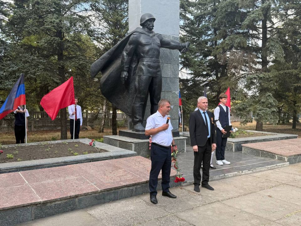 Сегодня, 8 сентября, в День освобождения Донбасса от немецко-фашистских захватчиков, у Братской Могилы почтили память великих героев Красной Армии, которые в годы Великой Отечественной Войны ценной своей жизни изгнали... Сегодня, 8 сентября, в День освобождения Донбасса от немецко-фашистских захватчиков, у Братской Могилы почтили память великих героев Красной Армии, которые в годы Великой Отечественной Войны ценной своей жизни изгнали...