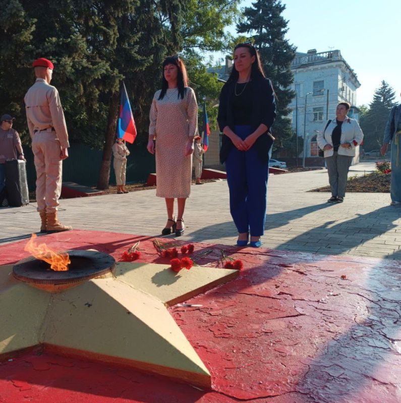 Игорь Лызов: Сегодня, 8 сентября, в 82-ю годовщину со дня освобождения Донбасса от немецко-фашистских захватчиков вместе с коллегами, Амвросиевским муниципальным советом почтил память погибших героев возложением цветов к... Игорь Лызов: Сегодня, 8 сентября, в 82-ю годовщину со дня освобождения Донбасса от немецко-фашистских захватчиков вместе с коллегами, Амвросиевским муниципальным советом почтил память погибших героев возложением цветов к...