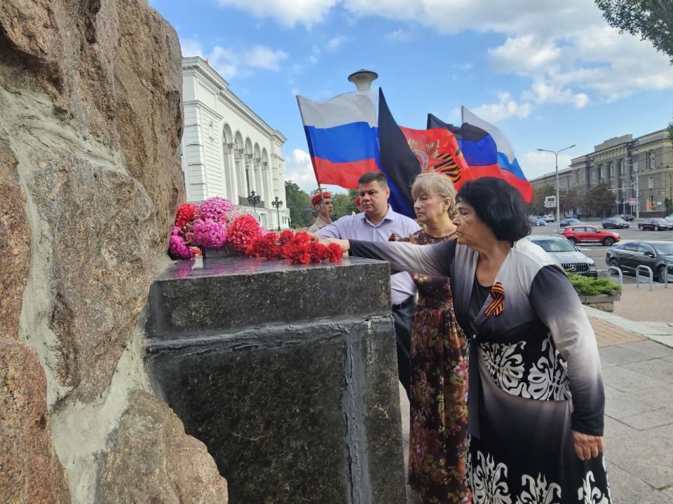 Татьяна Копылова: В рамках празднования Дня освобождения Донбасса в Ворошиловском районе прошла памятная церемония возложения цветов Татьяна Копылова: В рамках празднования Дня освобождения Донбасса в Ворошиловском районе прошла памятная церемония возложения цветов