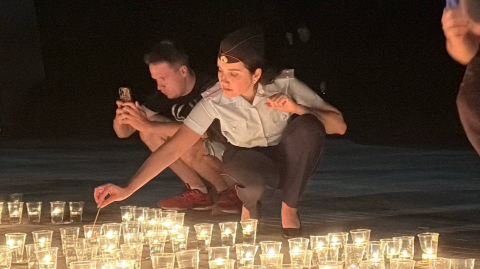 И помнит Донбасс. В День освобождения родного края сотрудники Администрации округа,молодежь округа и активисты НКО, учащиеся гимназии, сотрудники военного комиссариата и отделения ГИБДД собрались, чтобы отдать дань памяти и... И помнит Донбасс. В День освобождения родного края сотрудники Администрации округа,молодежь округа и активисты НКО, учащиеся гимназии, сотрудники военного комиссариата и отделения ГИБДД собрались, чтобы отдать дань памяти и...