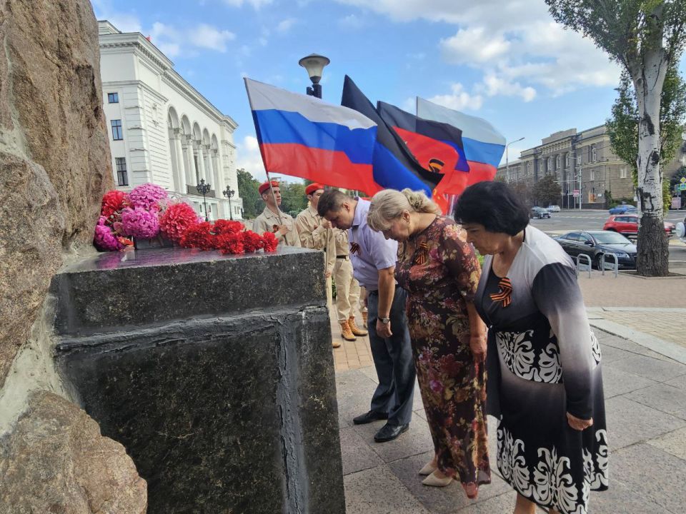 Татьяна Копылова: В рамках празднования Дня освобождения Донбасса в Ворошиловском районе прошла памятная церемония возложения цветов Татьяна Копылова: В рамках празднования Дня освобождения Донбасса в Ворошиловском районе прошла памятная церемония возложения цветов
