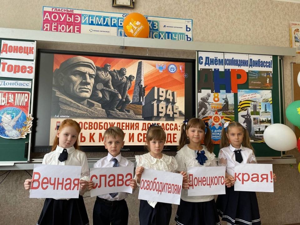 Ученики 9-А класса ГБОУ "Школа №18 г.о.Торез" изучили биографии героев-освободителей Донбасса, подготовили инсталляцию "Стена Памяти" ко Дню освобождения Донбасса и почтили их память в преддверии праздника Ученики 9-А класса ГБОУ "Школа №18 г.о.Торез" изучили биографии героев-освободителей Донбасса, подготовили инсталляцию "Стена Памяти" ко Дню освобождения Донбасса и почтили их память в преддверии праздника