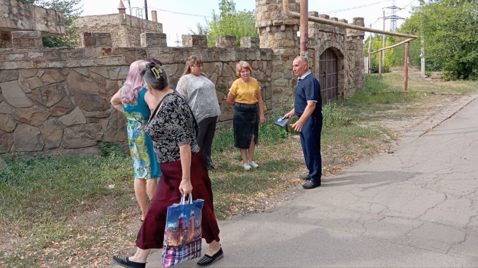 8 сентября руководитель Управы Горняцкого внутригородского района Олеся Осатюк совместно с военным комиссаром военного комиссариата (Горняцкого и Червоногвардейского района г. Макеевка) ДНР Василием Кувыкиным поздравили с... 8 сентября руководитель Управы Горняцкого внутригородского района Олеся Осатюк совместно с военным комиссаром военного комиссариата (Горняцкого и Червоногвардейского района г. Макеевка) ДНР Василием Кувыкиным поздравили с...