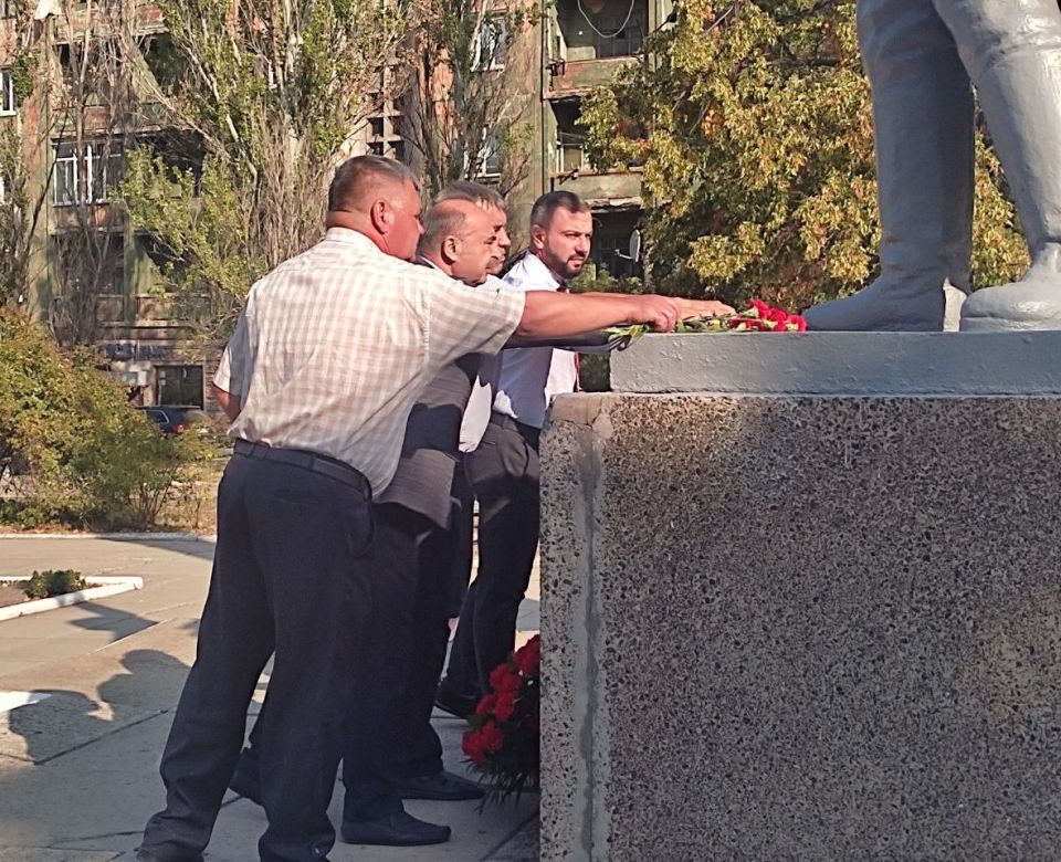 Александр Подгорный: В Кировском районе прошло возложение цветов, приуроченное к 82–ой годовщине освобождения Донбасса Александр Подгорный: В Кировском районе прошло возложение цветов, приуроченное к 82–ой годовщине освобождения Донбасса