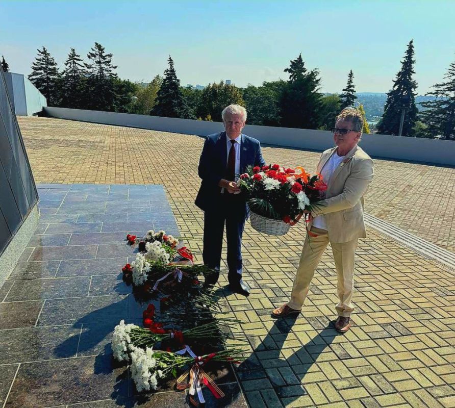 В честь 82-й годовщины освобождения Донбасса от немецко-фашистских захватчиков, депутаты Народного Совета ДНР почтили память Героев Великой Отечественной войны и возложили цветы к памятным местам в Республике В честь 82-й годовщины освобождения Донбасса от немецко-фашистских захватчиков, депутаты Народного Совета ДНР почтили память Героев Великой Отечественной войны и возложили цветы к памятным местам в Республике