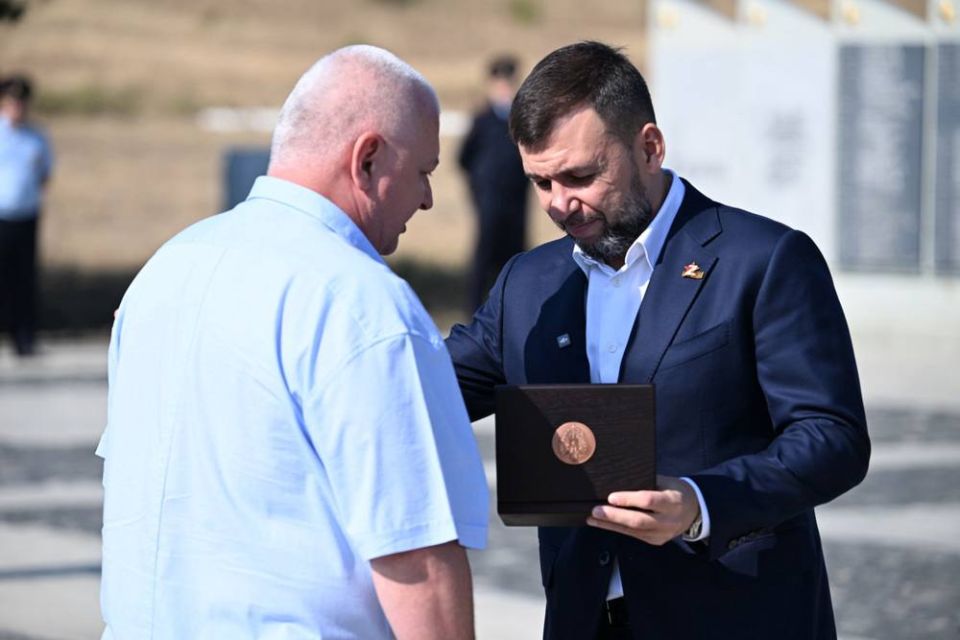 В День освобождения Донбасса Глава ДНР Денис Пушилин вручил награды военнослужащим В День освобождения Донбасса Глава ДНР Денис Пушилин вручил награды военнослужащим