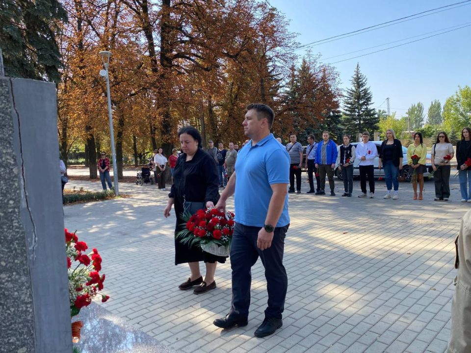 Виктория Жукова: Память сильнее времени. Сегодня в Харцызске прошла торжественная церемония возложения цветов у памятника "Братская могила советских воинов" в честь одной из самых важных дат в нашей истории — Дня... Виктория Жукова: Память сильнее времени. Сегодня в Харцызске прошла торжественная церемония возложения цветов у памятника "Братская могила советских воинов" в честь одной из самых важных дат в нашей истории — Дня...