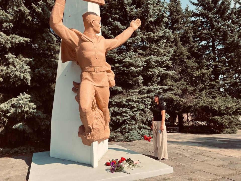 Сегодня, в День освобождения Донбасса, в селе Золотарёвка прошло возложение цветов к Обелиску Победы Сегодня, в День освобождения Донбасса, в селе Золотарёвка прошло возложение цветов к Обелиску Победы