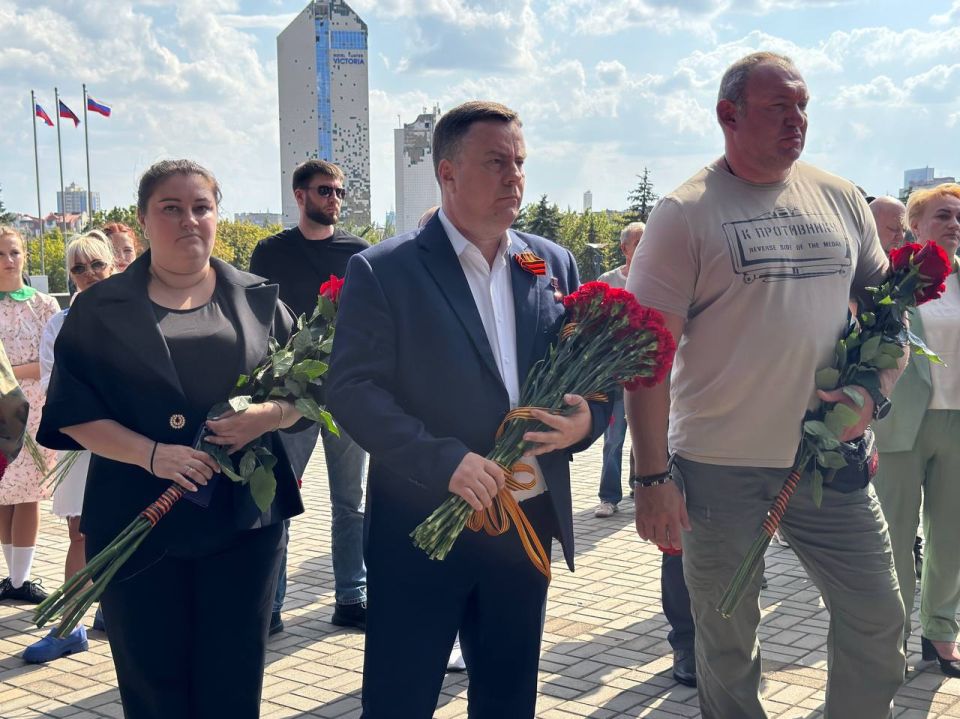 Константин Кузьмин: Вместе с коллегами-однопартийцами у мемориального комплекса «Твоим освободителям, Донбасс!» отдали дань уважения защитникам нашей земли, погибших в борьбе с фашистскими захватчиками Константин Кузьмин: Вместе с коллегами-однопартийцами у мемориального комплекса «Твоим освободителям, Донбасс!» отдали дань уважения защитникам нашей земли, погибших в борьбе с фашистскими захватчиками