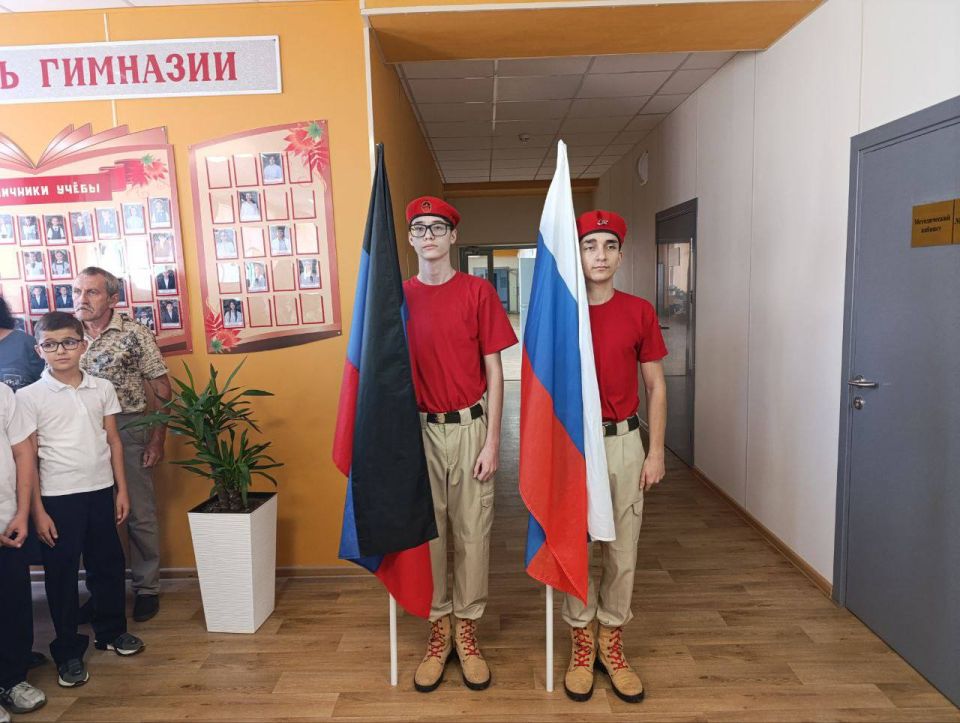 Утро в ГБОУ «Тельмановская гимназия Тельмановского м.о.» традиционно началось с почётного права выноса флага Российской Федерации и флага Донецкой Народной Республики юнармейцами ВПК «Юные патриоты Донбасса» ГБОУ... Утро в ГБОУ «Тельмановская гимназия Тельмановского м.о.» традиционно началось с почётного права выноса флага Российской Федерации и флага Донецкой Народной Республики юнармейцами ВПК «Юные патриоты Донбасса» ГБОУ...
