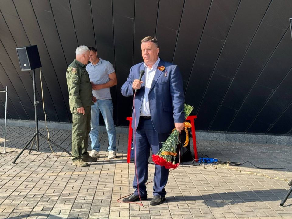 Константин Кузьмин: Вместе с коллегами-однопартийцами у мемориального комплекса «Твоим освободителям, Донбасс!» отдали дань уважения защитникам нашей земли, погибших в борьбе с фашистскими захватчиками Константин Кузьмин: Вместе с коллегами-однопартийцами у мемориального комплекса «Твоим освободителям, Донбасс!» отдали дань уважения защитникам нашей земли, погибших в борьбе с фашистскими захватчиками