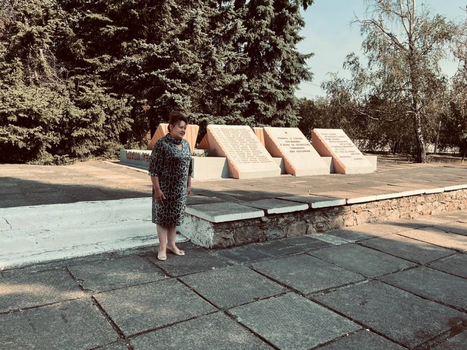 Сегодня, в День освобождения Донбасса, в селе Золотарёвка прошло возложение цветов к Обелиску Победы Сегодня, в День освобождения Донбасса, в селе Золотарёвка прошло возложение цветов к Обелиску Победы