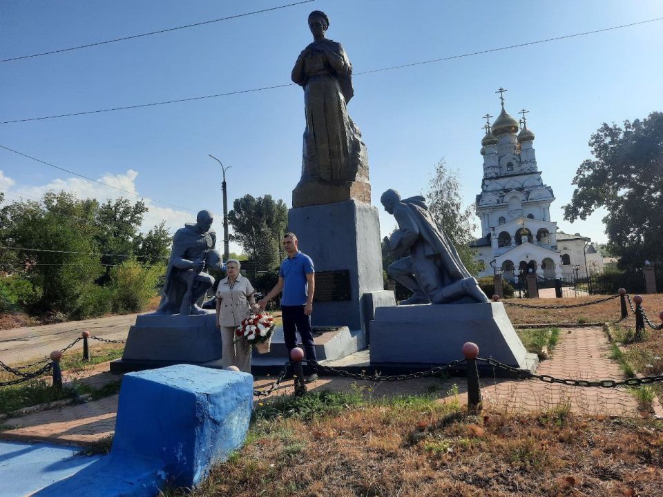 Горловчанки почтили память освободителей Донбасса Горловчанки почтили память освободителей Донбасса