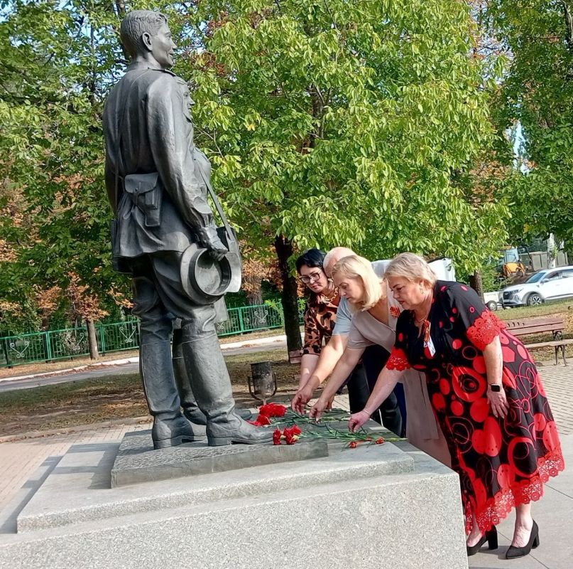 Наталья Бегуненко: В Петровском районе состоялась церемония возложения цветов к памятникам Великой Отечественной войны, посвященная Дню освобождения Донбасса от немецко-фашистских захватчиков Наталья Бегуненко: В Петровском районе состоялась церемония возложения цветов к памятникам Великой Отечественной войны, посвященная Дню освобождения Донбасса от немецко-фашистских захватчиков