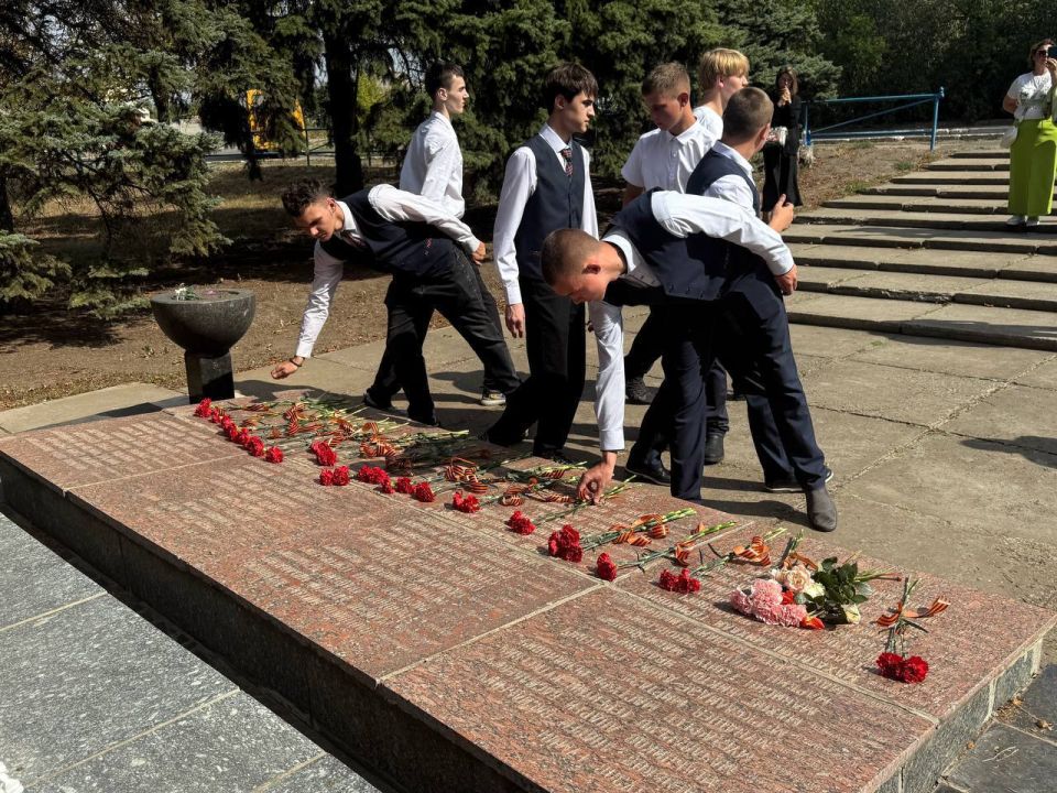 Сегодня, 8 сентября, в День освобождения Донбасса от немецко-фашистских захватчиков, у Братской Могилы почтили память великих героев Красной Армии, которые в годы Великой Отечественной Войны ценной своей жизни изгнали... Сегодня, 8 сентября, в День освобождения Донбасса от немецко-фашистских захватчиков, у Братской Могилы почтили память великих героев Красной Армии, которые в годы Великой Отечественной Войны ценной своей жизни изгнали...