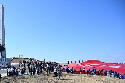 Развернули самое большое Знамя Победы и почтили память героев: На Саур-Могиле отдали дань памяти освободителям Донбасса Развернули самое большое Знамя Победы и почтили память героев: На Саур-Могиле отдали дань памяти освободителям Донбасса