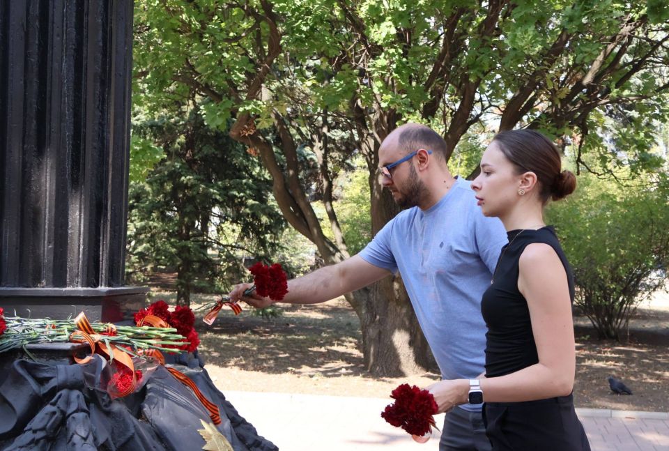 В честь Дня Освобождения Донбасса почтили память героев В честь Дня Освобождения Донбасса почтили память героев