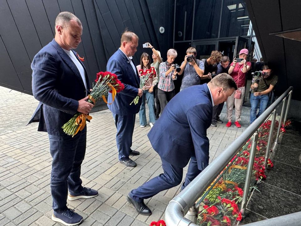 "Твоим освободителям, Донбасс" "Твоим освободителям, Донбасс"