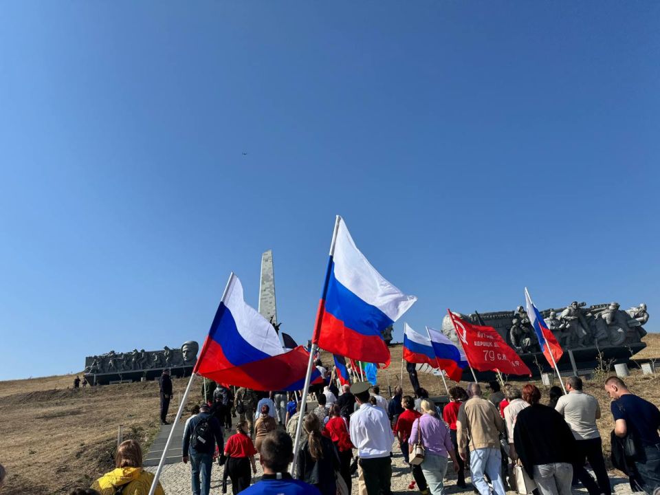 Праздничное шествие и развертывание самой большой в мире копии Знамени Победы прошло на мемориале "Саур-Могила" в честь Дня освобождения Донбасса Праздничное шествие и развертывание самой большой в мире копии Знамени Победы прошло на мемориале "Саур-Могила" в честь Дня освобождения Донбасса