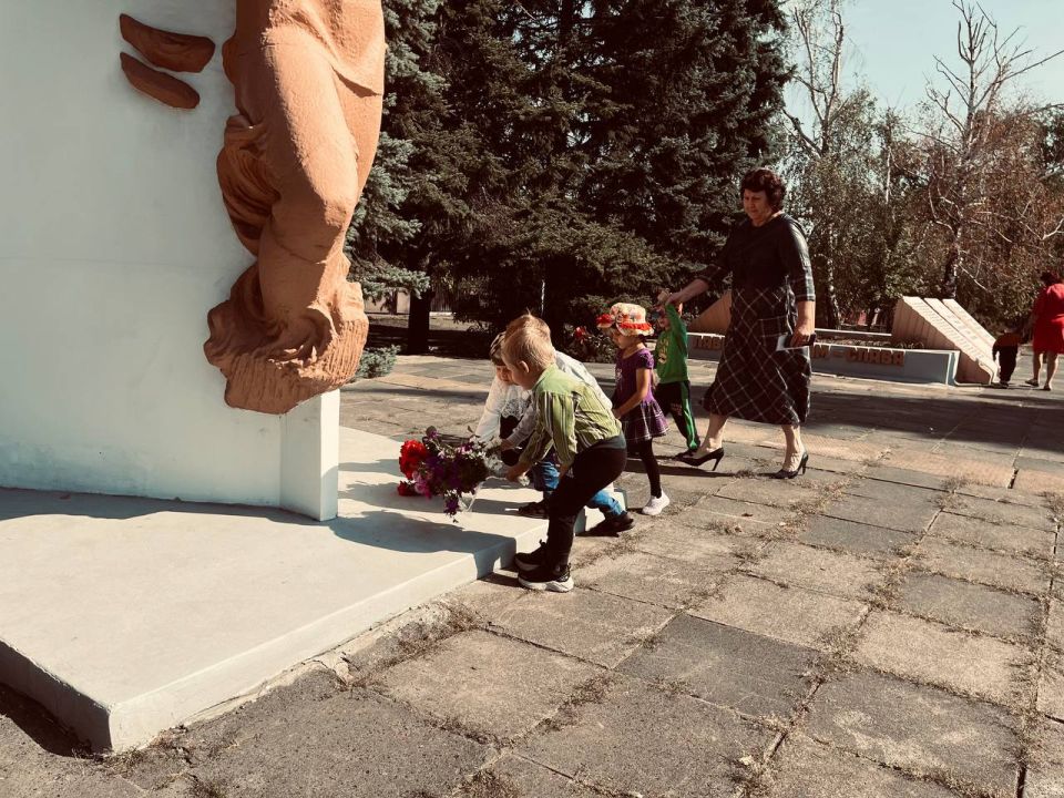 Сегодня, в День освобождения Донбасса, в селе Золотарёвка прошло возложение цветов к Обелиску Победы Сегодня, в День освобождения Донбасса, в селе Золотарёвка прошло возложение цветов к Обелиску Победы