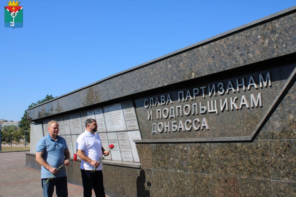 Александр Петрикин: Ко Дню освобождения Донбасса от немецко-фашистских захватчиков краснолиманцы посетили мемориальные памятные места Донбасса Александр Петрикин: Ко Дню освобождения Донбасса от немецко-фашистских захватчиков краснолиманцы посетили мемориальные памятные места Донбасса