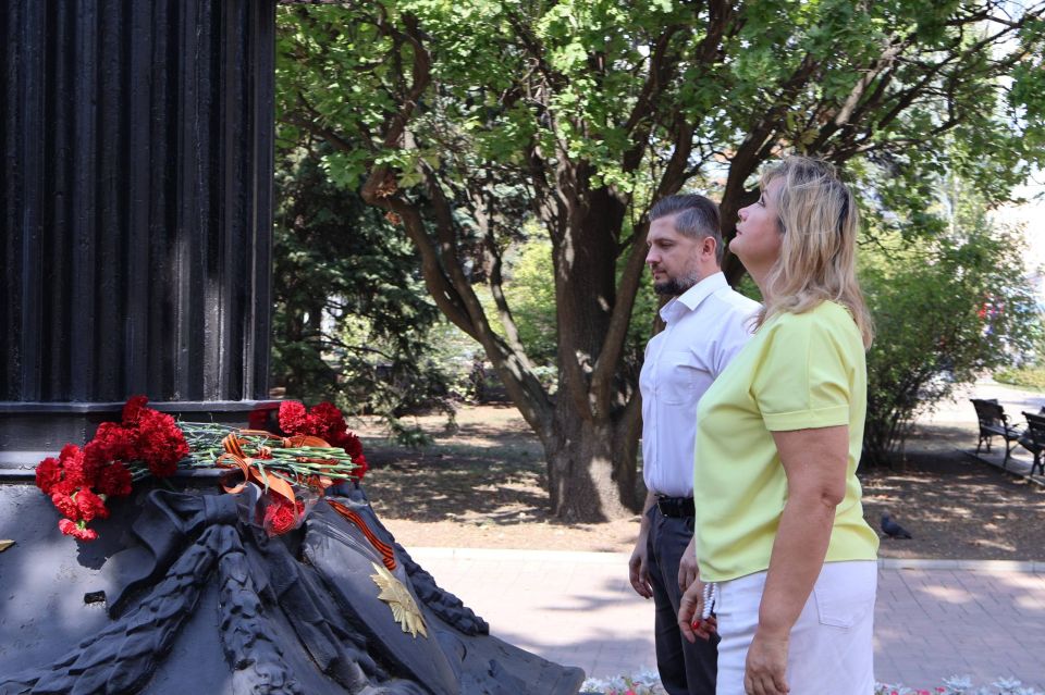 В честь Дня Освобождения Донбасса почтили память героев В честь Дня Освобождения Донбасса почтили память героев