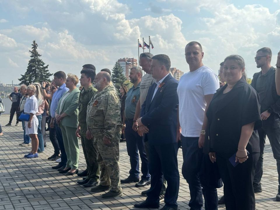 Константин Кузьмин: Вместе с коллегами-однопартийцами у мемориального комплекса «Твоим освободителям, Донбасс!» отдали дань уважения защитникам нашей земли, погибших в борьбе с фашистскими захватчиками Константин Кузьмин: Вместе с коллегами-однопартийцами у мемориального комплекса «Твоим освободителям, Донбасс!» отдали дань уважения защитникам нашей земли, погибших в борьбе с фашистскими захватчиками