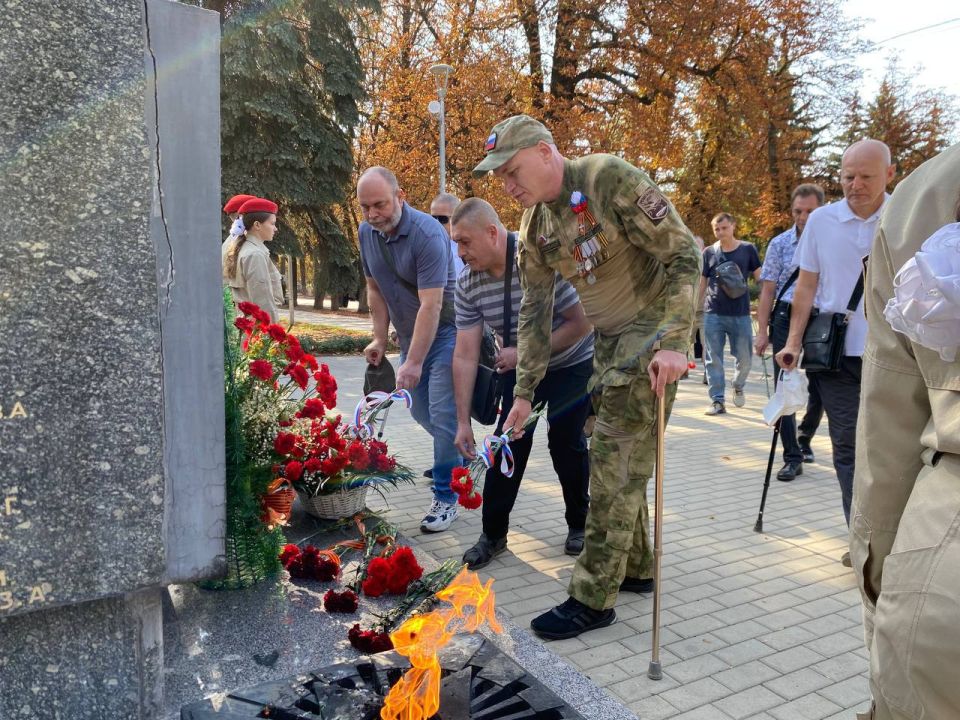 Виктория Жукова: Память сильнее времени. Сегодня в Харцызске прошла торжественная церемония возложения цветов у памятника "Братская могила советских воинов" в честь одной из самых важных дат в нашей истории — Дня... Виктория Жукова: Память сильнее времени. Сегодня в Харцызске прошла торжественная церемония возложения цветов у памятника "Братская могила советских воинов" в честь одной из самых важных дат в нашей истории — Дня...