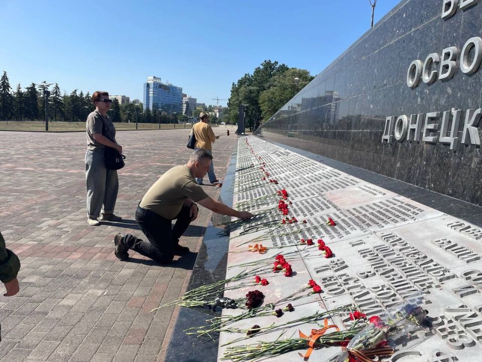 В честь 82-й годовщины освобождения Донбасса от немецко-фашистских захватчиков, депутаты Народного Совета ДНР почтили память Героев Великой Отечественной войны и возложили цветы к памятным местам в Республике В честь 82-й годовщины освобождения Донбасса от немецко-фашистских захватчиков, депутаты Народного Совета ДНР почтили память Героев Великой Отечественной войны и возложили цветы к памятным местам в Республике