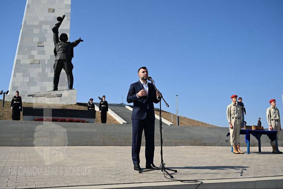 На Саур-Могиле прошли торжественные мероприятия, посвященные 82-й годовщине освобождения Донбасса от немецко-фашистских захватчиков На Саур-Могиле прошли торжественные мероприятия, посвященные 82-й годовщине освобождения Донбасса от немецко-фашистских захватчиков