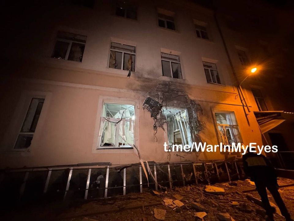 Последствия ночной атаки боевиков ВСУ по школе № 20 в Калининском районе Донецка Последствия ночной атаки боевиков ВСУ по школе № 20 в Калининском районе Донецка