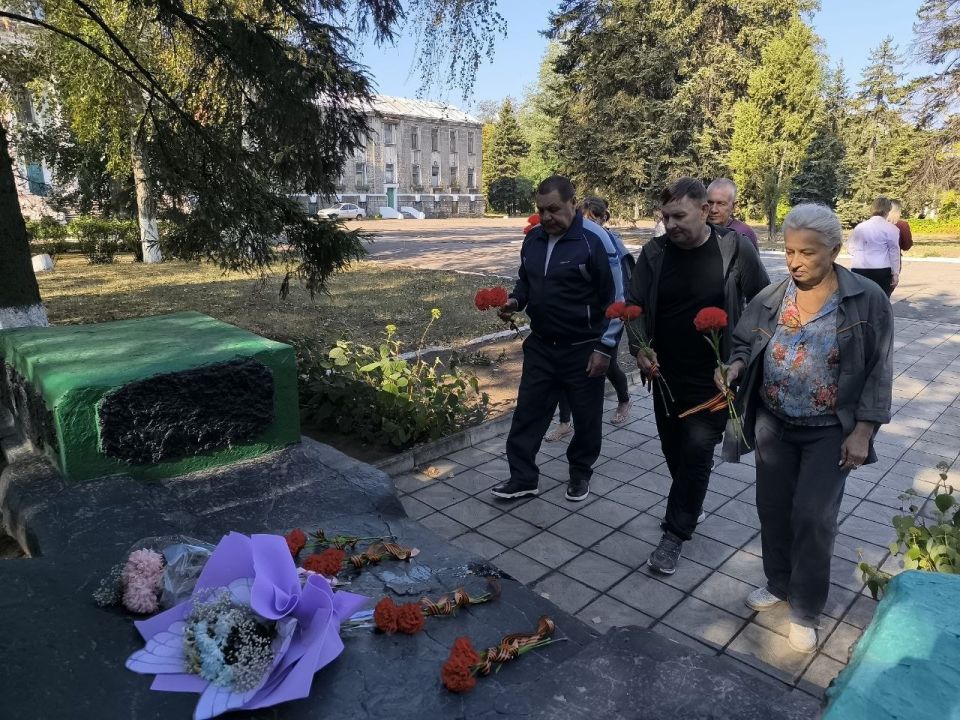 Возложение цветов ко Дню освобождения Донбасса Возложение цветов ко Дню освобождения Донбасса
