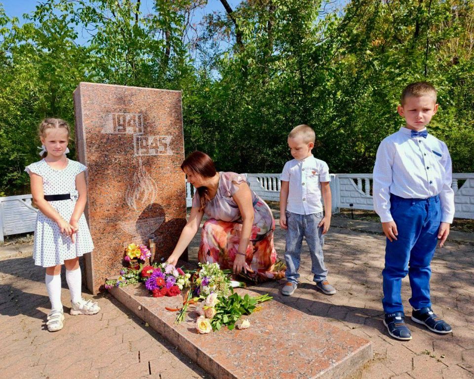 Михаил Меренков: Сегодня, в день 82-ой годовщины освобождения Донбасса от немецко-фашистских захватчиков, в Буденновском внутригородском районе прошли церемонии возложения цветов к памятнику Маршалу Советского Союза Семену... Михаил Меренков: Сегодня, в день 82-ой годовщины освобождения Донбасса от немецко-фашистских захватчиков, в Буденновском внутригородском районе прошли церемонии возложения цветов к памятнику Маршалу Советского Союза Семену...