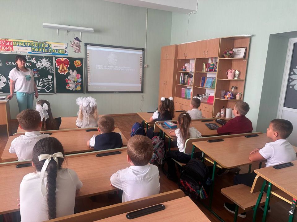 Утро в ГБОУ «Тельмановская гимназия Тельмановского м.о.» традиционно началось с почётного права выноса флага Российской Федерации и флага Донецкой Народной Республики юнармейцами ВПК «Юные патриоты Донбасса» ГБОУ... Утро в ГБОУ «Тельмановская гимназия Тельмановского м.о.» традиционно началось с почётного права выноса флага Российской Федерации и флага Донецкой Народной Республики юнармейцами ВПК «Юные патриоты Донбасса» ГБОУ...