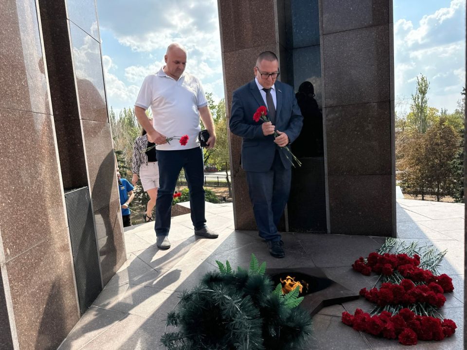 Андрей Крамар: Словно живое прикосновение к памяти, в которой заключена вся боль и вся гордость нашего края: с соратниками по Донецкому региональному отделению ЛДПР в ДНР возложили цветы в память о тех жертвах, через которые... Андрей Крамар: Словно живое прикосновение к памяти, в которой заключена вся боль и вся гордость нашего края: с соратниками по Донецкому региональному отделению ЛДПР в ДНР возложили цветы в память о тех жертвах, через которые...