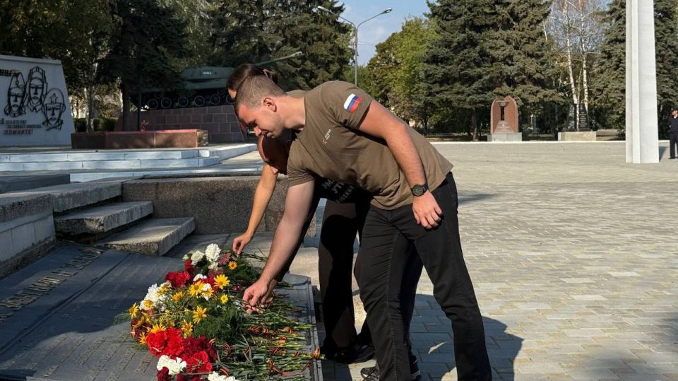 Память, которой дорожим…. 8 сентября, в День освобождения Донбасса, сотрудники отдела по делам молодежи и спорта администрации Ясиноватского МО и активисты молодежных некоммерческих организаций: юнармейцы ГБОУ «Школа № 1... Память, которой дорожим…. 8 сентября, в День освобождения Донбасса, сотрудники отдела по делам молодежи и спорта администрации Ясиноватского МО и активисты молодежных некоммерческих организаций: юнармейцы ГБОУ «Школа № 1...