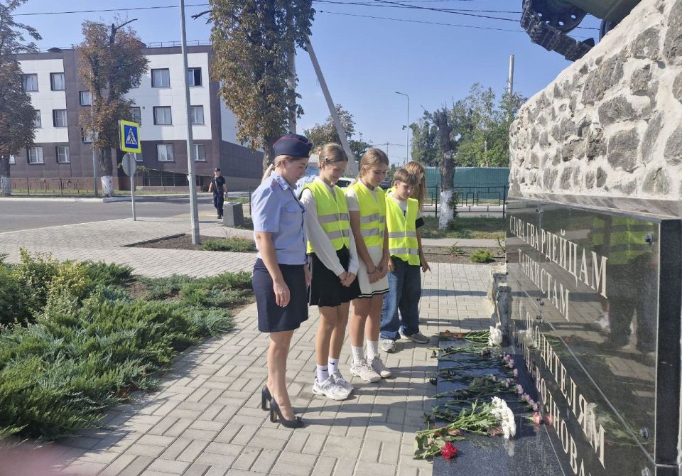 Сотрудники ГАИ и юные инспекторы движения почтили память освободителей Донбасса Сотрудники ГАИ и юные инспекторы движения почтили память освободителей Донбасса
