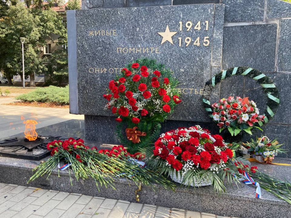 Виктория Жукова: Память сильнее времени. Сегодня в Харцызске прошла торжественная церемония возложения цветов у памятника "Братская могила советских воинов" в честь одной из самых важных дат в нашей истории — Дня... Виктория Жукова: Память сильнее времени. Сегодня в Харцызске прошла торжественная церемония возложения цветов у памятника "Братская могила советских воинов" в честь одной из самых важных дат в нашей истории — Дня...