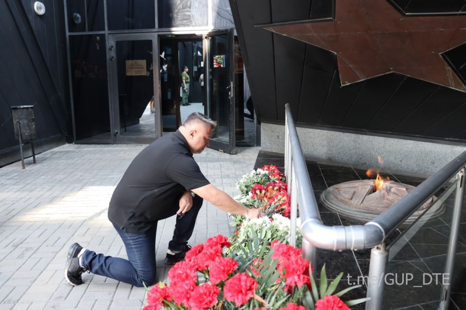 НИКТО НЕ ЗАБЫТ, НИЧТО НЕ ЗАБЫТО: СЕРГЕЙ ПОЛХОВ СОВМЕСТНО С МОЛОДЕЖНЫМ СОВЕТОМ «ДОНБАССТЕПЛОЭНЕРГО» ВОЗЛОЖИЛИ ЦВЕТЫ К МЕМОРИАЛУ «ТВОИМ ОСВОБОДИТЕЛЯМ, ДОНБАСС» НИКТО НЕ ЗАБЫТ, НИЧТО НЕ ЗАБЫТО: СЕРГЕЙ ПОЛХОВ СОВМЕСТНО С МОЛОДЕЖНЫМ СОВЕТОМ «ДОНБАССТЕПЛОЭНЕРГО» ВОЗЛОЖИЛИ ЦВЕТЫ К МЕМОРИАЛУ «ТВОИМ ОСВОБОДИТЕЛЯМ, ДОНБАСС»