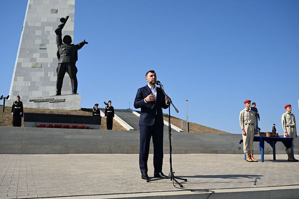 В 82-ю годовщину освобождения Донбасса от немецко-фашистских захватчиков Глава ДНР Денис Пушилин с жителями Республики отдал дань памяти и уважения защитникам Отчизны В 82-ю годовщину освобождения Донбасса от немецко-фашистских захватчиков Глава ДНР Денис Пушилин с жителями Республики отдал дань памяти и уважения защитникам Отчизны