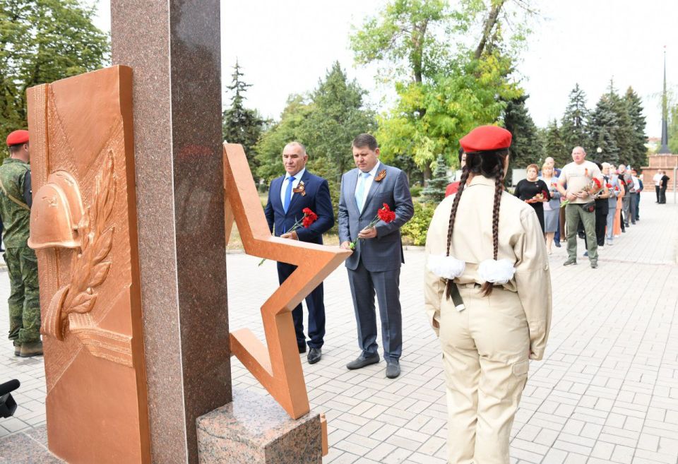 В Макеевке прошла торжественная церемония возложения цветов к памятнику, посвященная Дню освобождения Макеевки от немецко-фашистских захватчиков В Макеевке прошла торжественная церемония возложения цветов к памятнику, посвященная Дню освобождения Макеевки от немецко-фашистских захватчиков