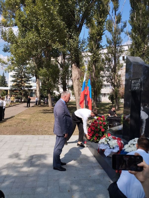 В честь 82-й годовщины освобождения Донбасса от немецко-фашистских захватчиков, депутаты Народного Совета ДНР почтили память Героев Великой Отечественной войны и возложили цветы к памятным местам в Республике В честь 82-й годовщины освобождения Донбасса от немецко-фашистских захватчиков, депутаты Народного Совета ДНР почтили память Героев Великой Отечественной войны и возложили цветы к памятным местам в Республике