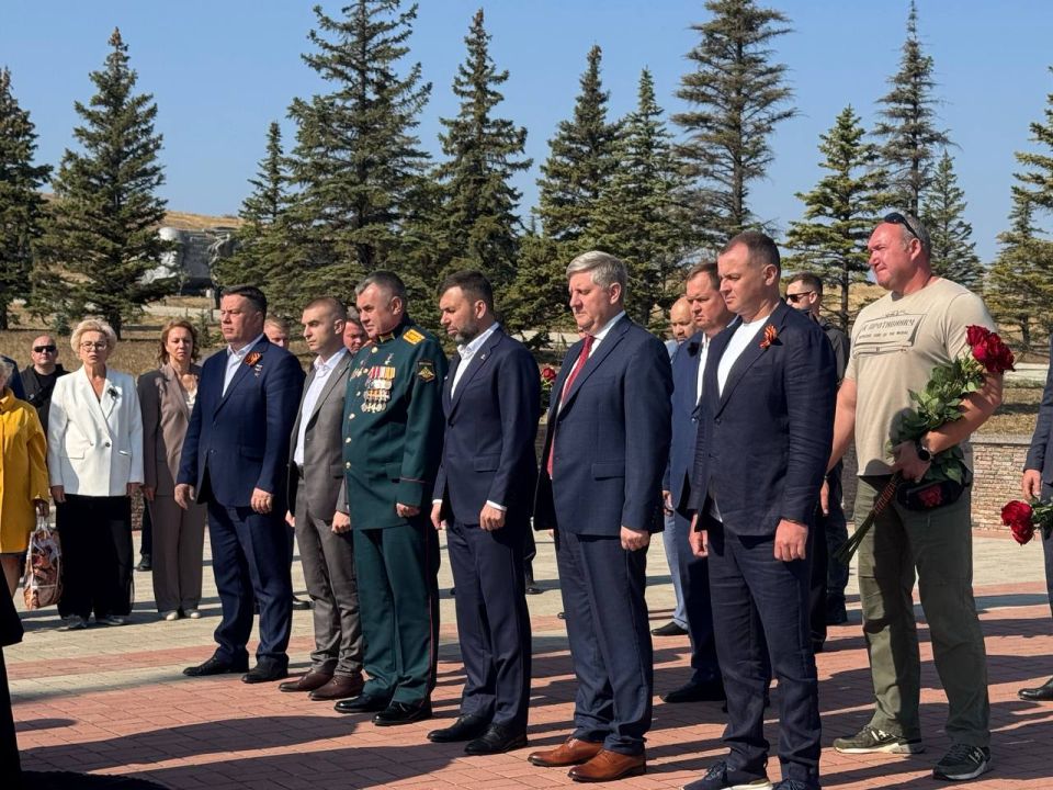 Депутаты Народного Совета ДНР приняли участие в памятном мероприятии на мемориальном комплексе Саур-Могила Депутаты Народного Совета ДНР приняли участие в памятном мероприятии на мемориальном комплексе Саур-Могила
