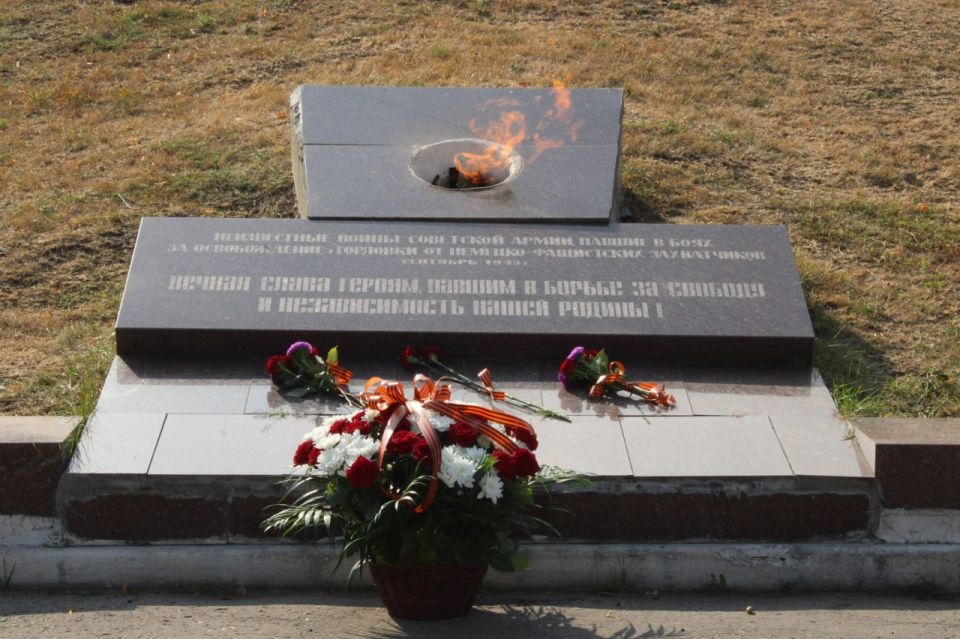 Роман Конев: Сегодня, 8 сентября, в день 82-й годовщины освобождения Донбасса от немецко-фашистских захватчиков, совместно с заместителем председателя Горловского городского совета Донецкой Народной Республики первого созыва... Роман Конев: Сегодня, 8 сентября, в день 82-й годовщины освобождения Донбасса от немецко-фашистских захватчиков, совместно с заместителем председателя Горловского городского совета Донецкой Народной Республики первого созыва...
