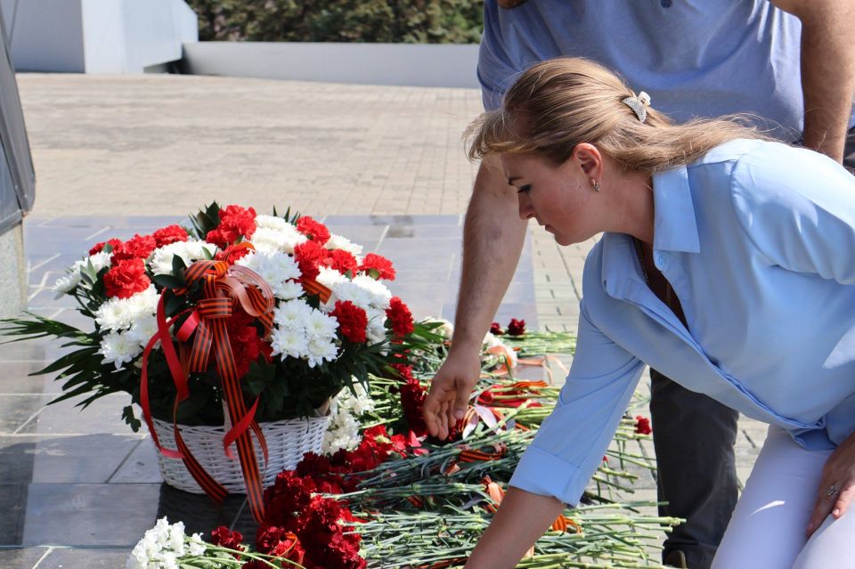 В честь Дня Освобождения Донбасса почтили память героев В честь Дня Освобождения Донбасса почтили память героев