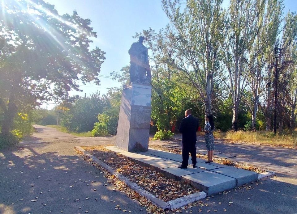 Роман Конев: В Калининском внутригородском районе города Горловка прошли торжественные мероприятия по возложению цветов к мемориалам ВОВ Роман Конев: В Калининском внутригородском районе города Горловка прошли торжественные мероприятия по возложению цветов к мемориалам ВОВ
