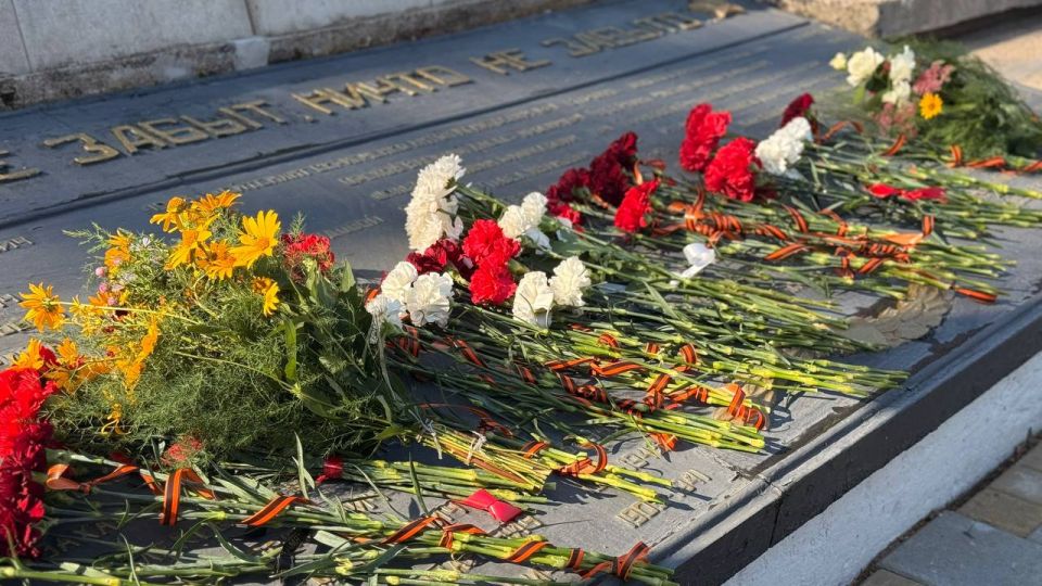 Память, которой дорожим…. 8 сентября, в День освобождения Донбасса, сотрудники отдела по делам молодежи и спорта администрации Ясиноватского МО и активисты молодежных некоммерческих организаций: юнармейцы ГБОУ «Школа № 1... Память, которой дорожим…. 8 сентября, в День освобождения Донбасса, сотрудники отдела по делам молодежи и спорта администрации Ясиноватского МО и активисты молодежных некоммерческих организаций: юнармейцы ГБОУ «Школа № 1...