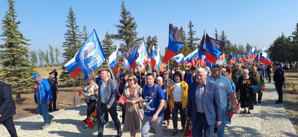 Александр Шатов: Делегация Шахтерского округа приняла участие в торжественном мероприятии на легендарной высоте Саур-Могила Александр Шатов: Делегация Шахтерского округа приняла участие в торжественном мероприятии на легендарной высоте Саур-Могила