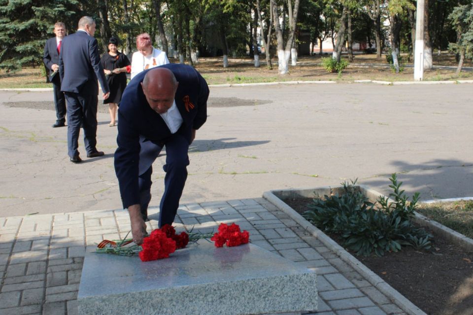 Иван Приходько: Сегодня, 8 сентября, в день 82-й годовщины освобождения Донбасса от немецко-фашистских захватчиков, совместно с заместителем председателя Горловского городского совета Донецкой Народной Республики первого... Иван Приходько: Сегодня, 8 сентября, в день 82-й годовщины освобождения Донбасса от немецко-фашистских захватчиков, совместно с заместителем председателя Горловского городского совета Донецкой Народной Республики первого...